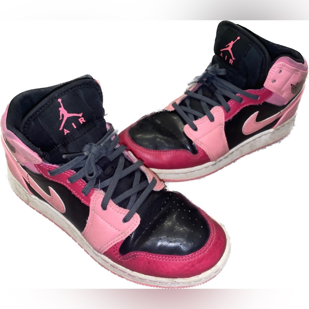 Jordan 1 Mid Coral Chalk